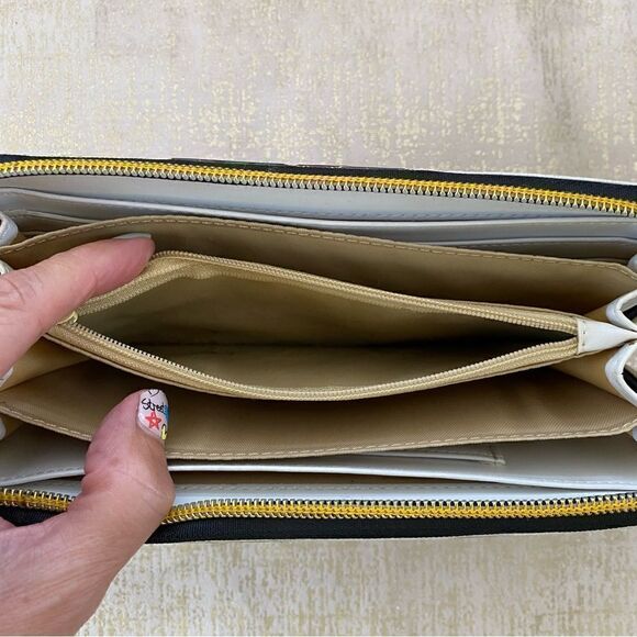 Big Eye Girl Silver Metallic Zip Around Wallet. - Picture 10 of 11